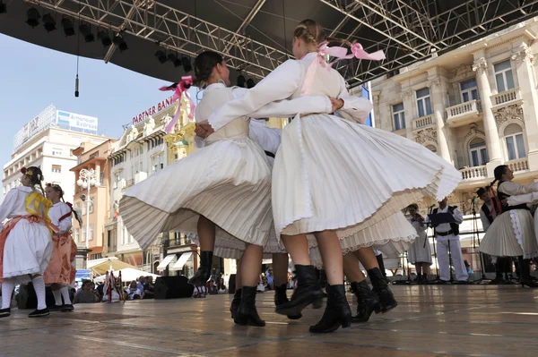 Miembros de los grupos populares Sloga de Veliko Trgovisce en traje nacional croata —  Fotos de Stock