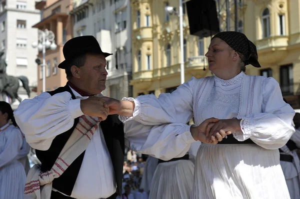 Medlemmar i grupper folk sloga från veliko trgovisce i Kroatien folkdräkt — Stockfoto