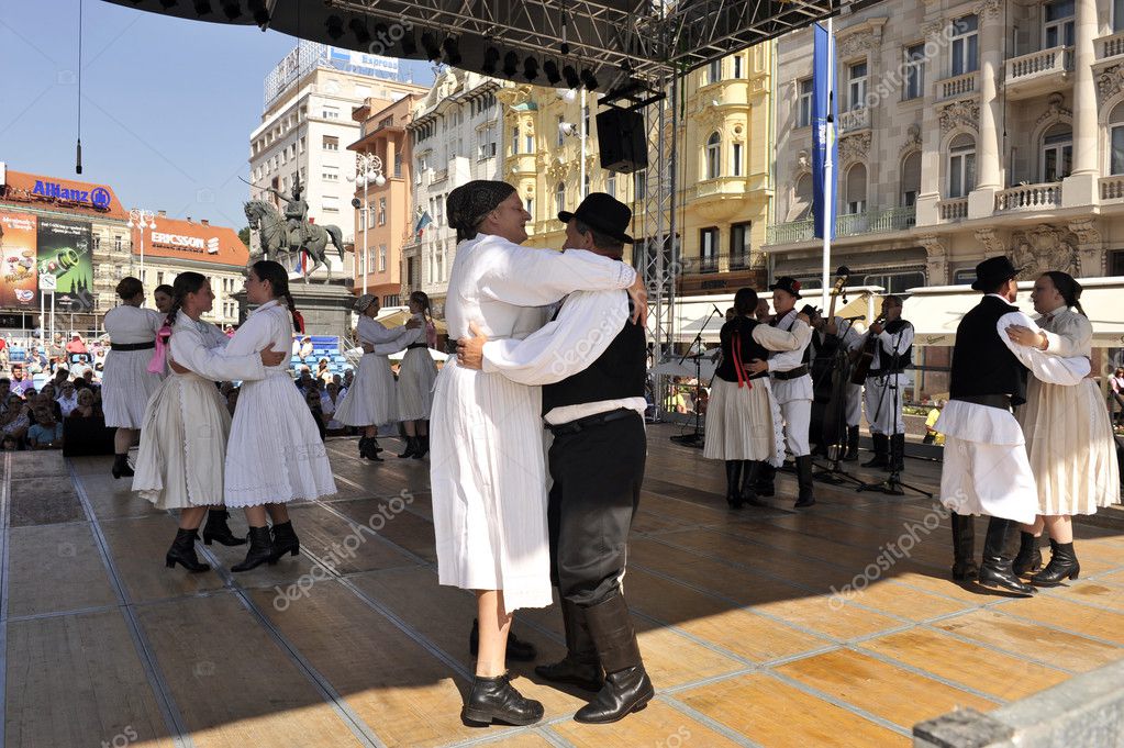 foto-chleni-veliki-porno-nauchil-gornichnaya-igrat-v-bilyard