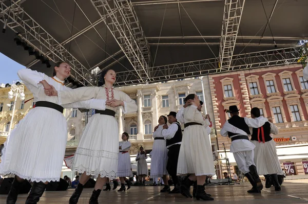 Medlemmar i grupper folk sloga från veliko trgovisce i Kroatien folkdräkt — Stockfoto