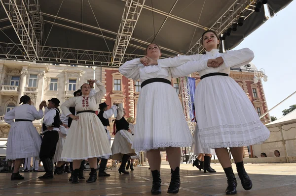 Medlemmar i grupper folk sloga från veliko trgovisce i Kroatien folkdräkt — Stockfoto