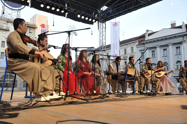 Leden van muziek samenleving payiz van Koerdistan, irak in Koerdische nationale kostuum — Stockfoto