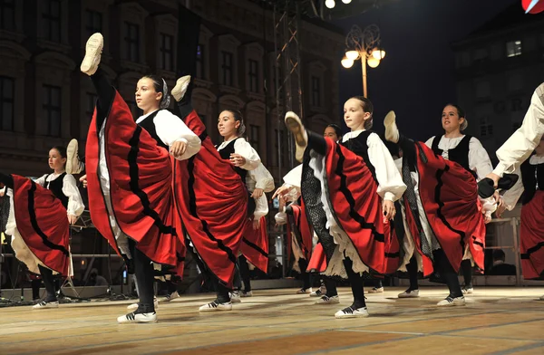 Membres de groupes folkloriques Gero Axular d'Espagne en costume national basque — Photo