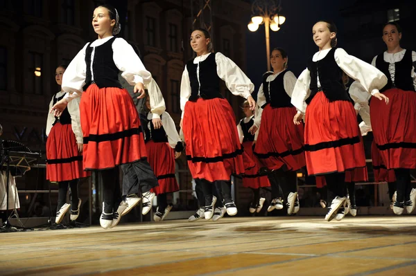 Membres de groupes folkloriques Gero Axular d'Espagne en costume national basque — Photo