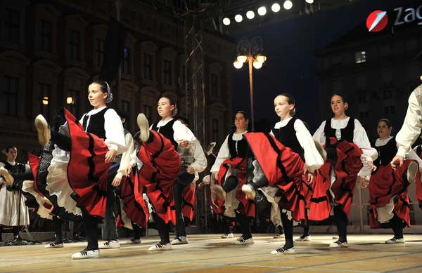 Członków grup folklorystycznych gero axular z Hiszpanii w stroju Narodowego kraju Basków — Zdjęcie stockowe