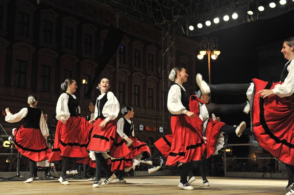 Členové folklorních souborů gero axular ze Španělska v baskická národní kroj — Stock fotografie