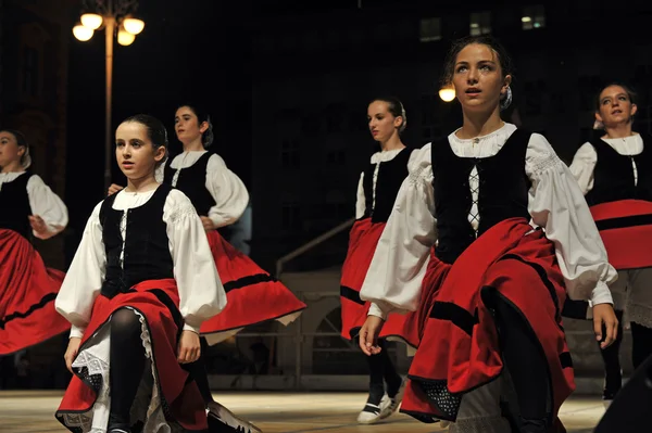 Miembros de grupos folclóricos Gero Axular de España en traje nacional vasco — Foto de Stock