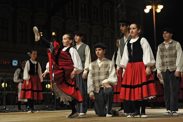 Medlemmar i grupper folk gero axular från Spanien i baskiska folkdräkt — Stockfoto