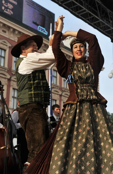 Halk grupları triglav Slovenya üzerinden üyeleri — Stok fotoğraf