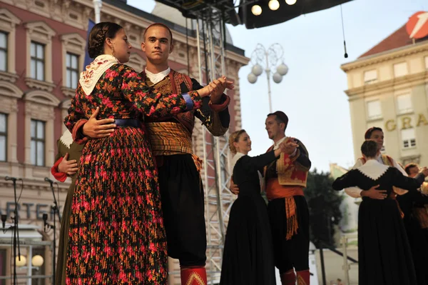 Membros de grupos folclóricos Marko Marojica de Zupa Dubrovacka em traje nacional da Croácia — Fotografia de Stock