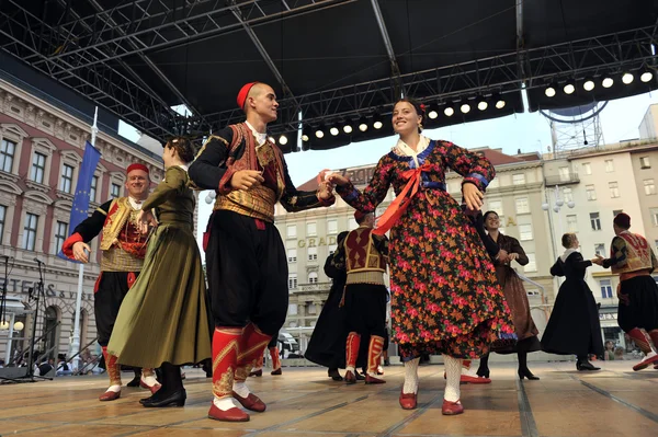 Medlemmar i grupper folk marko marojica från zupa dubrovacka i Kroatien folkdräkt — Stockfoto