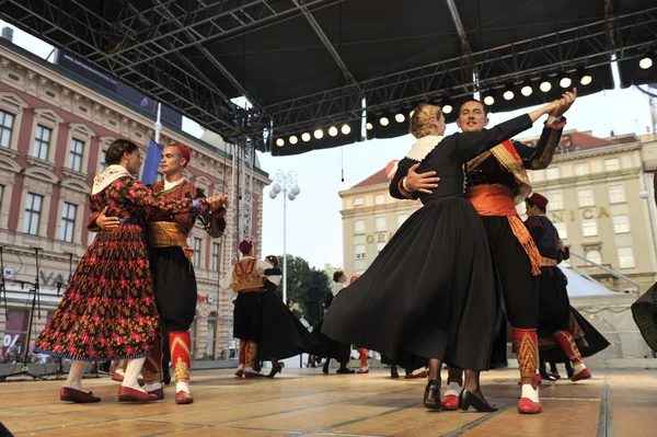 Leden van folk groepen marko marojica van zupa dubrovacka in Kroatië nationale kostuum — Stockfoto