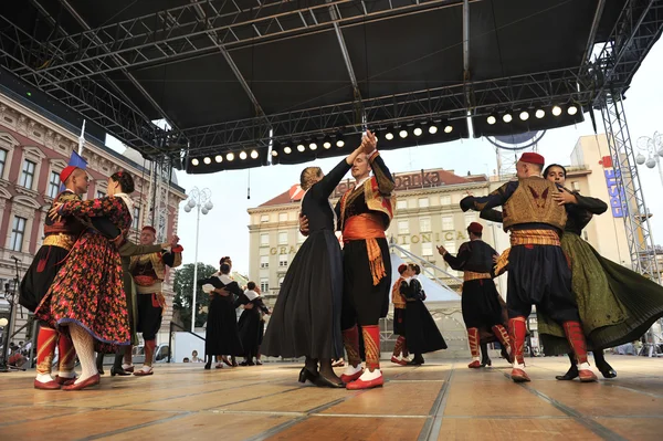 Leden van folk groepen marko marojica van zupa dubrovacka in Kroatië nationale kostuum — Stockfoto