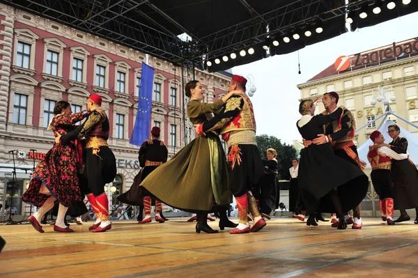 Membres des groupes folkloriques Marko Marojica de Zupa Dubrovacka en costume national de Croatie — Photo