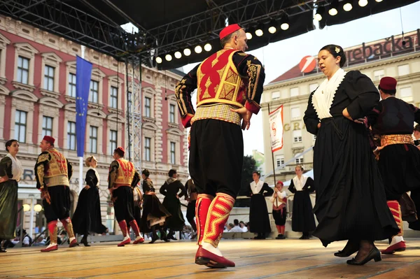 Membres des groupes folkloriques Marko Marojica de Zupa Dubrovacka en costume national de Croatie — Photo