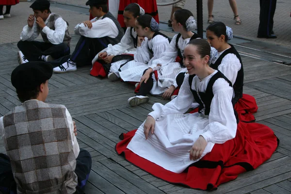 Membros de grupos folclóricos Gero Axular da Espanha em traje nacional basco — Fotografia de Stock