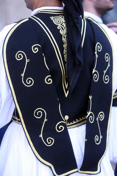 Члены фольклорных коллективов Rizes in Greek national costume — стоковое фото