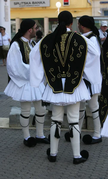 Members of folk groups Rizes in Greek national costume — Stock Photo, Image