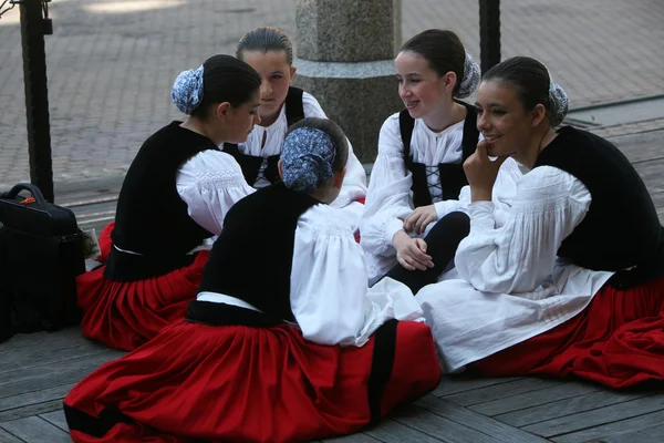 Membros de grupos folclóricos Gero Axular da Espanha em traje nacional basco — Fotografia de Stock