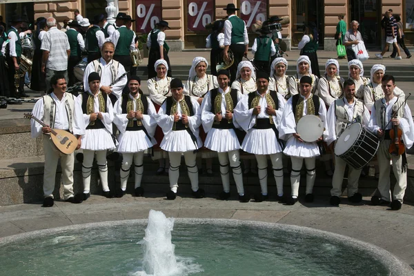 Члены фольклорных коллективов Rizes in Greek national costume — стоковое фото