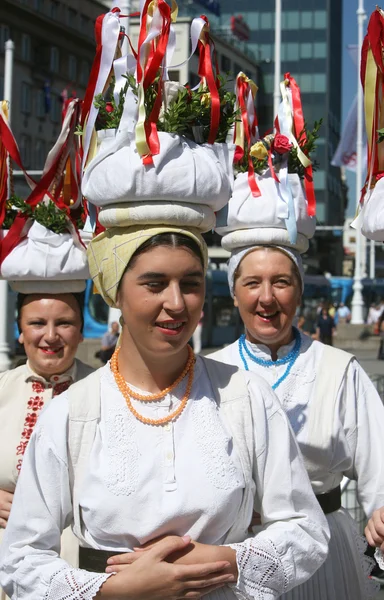 Medlemmar i grupper folk sloga från veliko trgovisce i Kroatien folkdräkt — Stockfoto