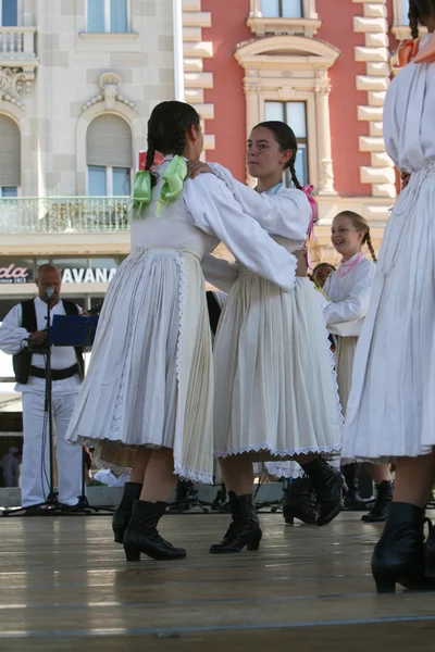 Členové folklorních souborů slogany z veliko trgovisce v Chorvatsku národní kroj — Stock fotografie