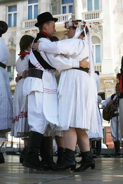 Członków grup folklorystycznych sloga z veliko trgovisce w stroju ludowym Chorwacja — Zdjęcie stockowe