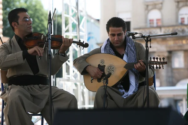 Leden van muziek samenleving payiz van Koerdistan, irak in Koerdische nationale kostuum — Stockfoto