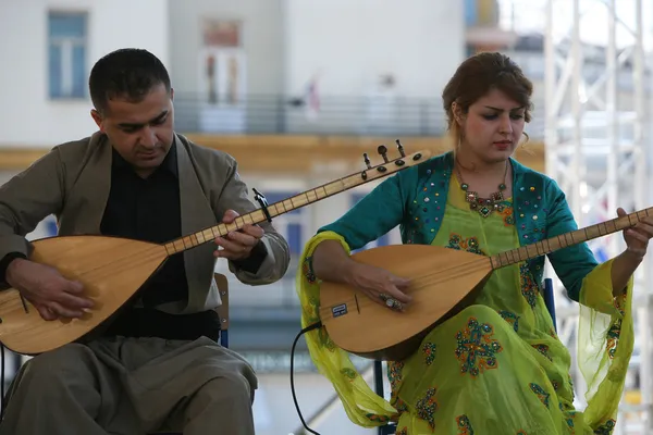 Members of Music Society Payiz from Kurdistan, Irak in Kurdish national costume — Stock Photo, Image