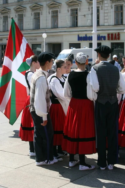 Miembros de grupos folclóricos Gero Axular de España en traje nacional vasco — Foto de Stock