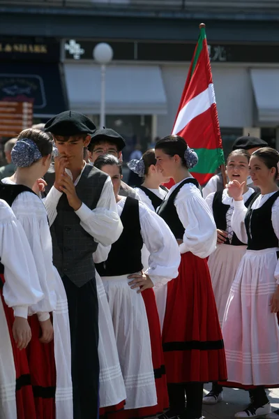 Члени фольклорних колективів Axular Gero з Іспанії в баскському національного костюму — стокове фото