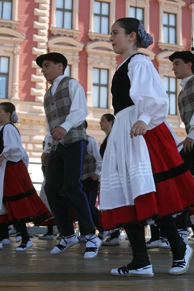 Members of folk groups Gero Axular from Spain in Basque national costume — Stock Photo, Image