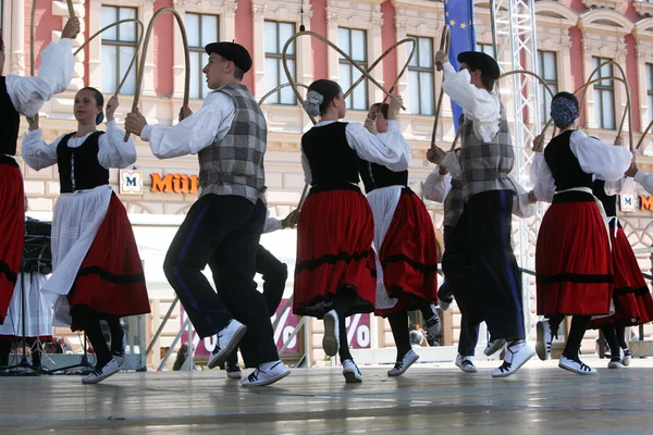Miembros de grupos folclóricos Gero Axular de España en traje nacional vasco —  Fotos de Stock