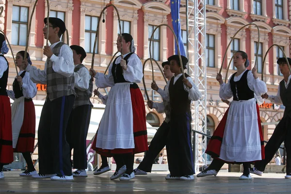 Members of folk groups Gero Axular from Spain in Basque national costume — Stock Photo, Image