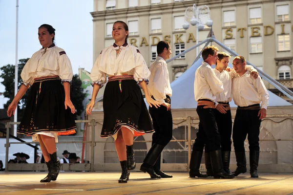 Medlemmar i grupper folk domizan i tjeckiska folklig dräkt — Stockfoto