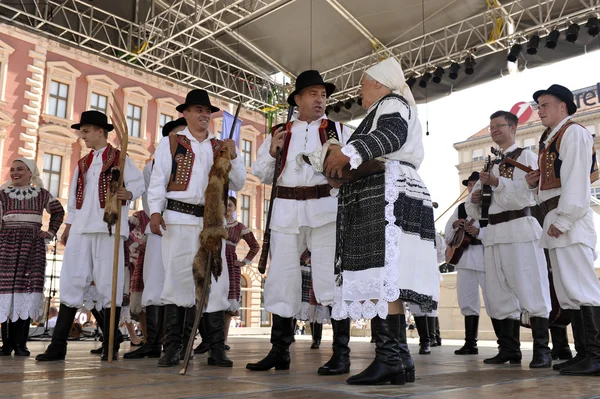 Miembros de grupos folclóricos de Bistra en Croacia traje nacional —  Fotos de Stock