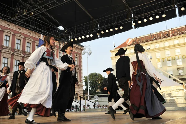 Medlemmar i grupper folk schwabischer albverein i tysk folkdräkt — Stockfoto