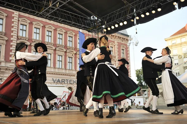 Medlemmar i grupper folk schwabischer albverein i tysk folkdräkt — Stockfoto