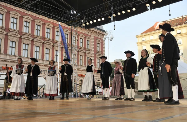 Membri dei gruppi popolari Schwabischer Albverein in costume nazionale tedesco — Foto Stock