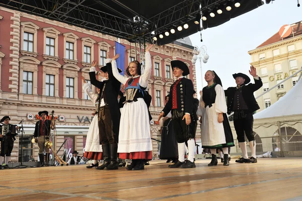 Members of folk groups Schwabischer Albverein in German national costume — Stock Photo, Image