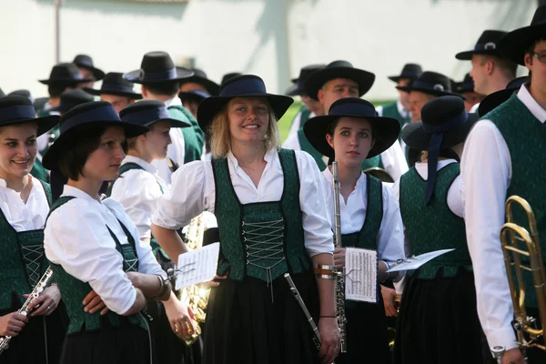 Membros da Sociedade de Música Sacilia de Schemmerberg em traje nacional alemão — Fotografia de Stock