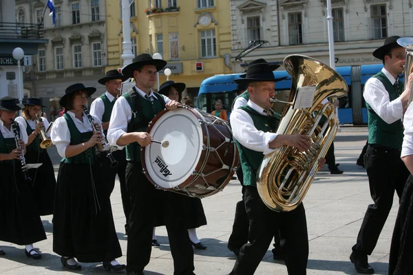 Membres de la Société de Musique Sacilia de Schemmerberg en costume national allemand — Photo