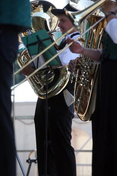 Membres de la Société de Musique Sacilia de Schemmerberg en costume national allemand — Photo