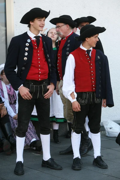 Members of folk groups Schwabischer Albverein in German national costume — Stock Photo, Image