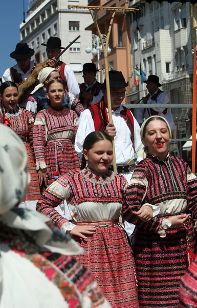 Členové folklorních souborů z bistra v Chorvatsku národní kroj — Stock fotografie
