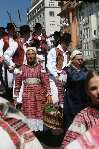 Členové folklorních souborů z bistra v Chorvatsku národní kroj — Stock fotografie