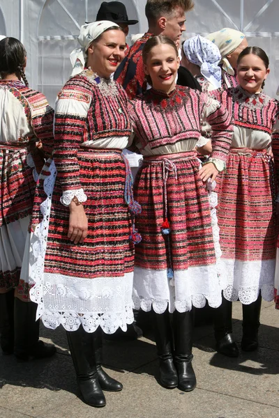 Mitglieder von Folkloregruppen aus dem Bistra in kroatischer Tracht — Stockfoto