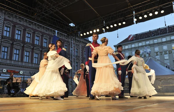 Medlemmer av ensemblet sang og dans Warszawa skole i gamle kostymer – stockfoto