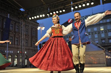 ensemble nutuk Varşova school ekonomi üyeleri ulusal kostüm Lehçe