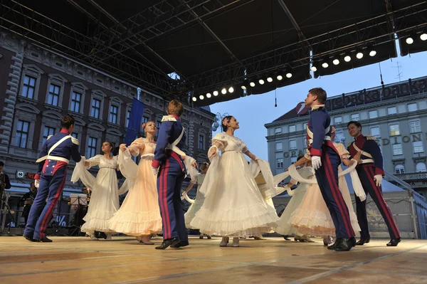 Membres de l'ensemble de chant et de danse École d'économie de Varsovie en costumes anciens — Photo